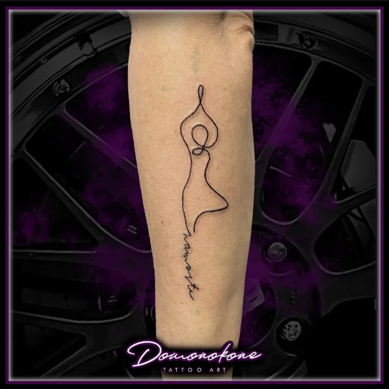 Namaste Fineline Tattoo auf dem Arm