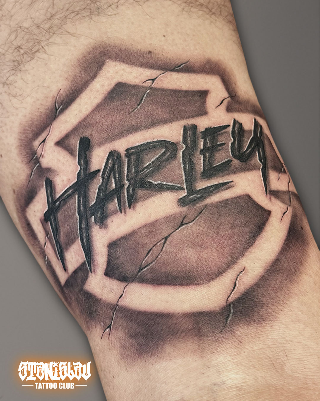 Harley Davidson Logo Tattoo auf einem Oberschenkel
