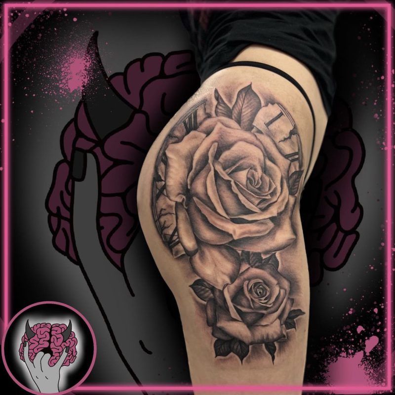 Rosen Tattoo realistisch Oberschenkel